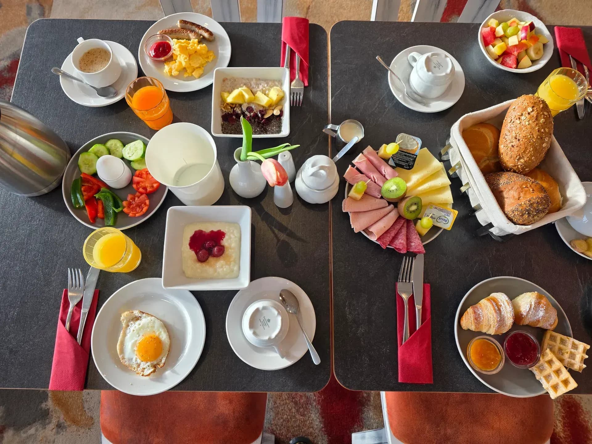 Reichhaltiges Frühstück im Hotel Günter Lenting – Brötchen, Croissants, Waffeln, frisches Obst und Aufschnitt